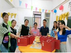 ：匮峭豆示2~4月份生日的女士们和先生们: 生日快乐!